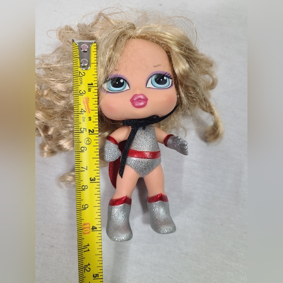 MGA Bratz Babyz Baby ~ SUPER CLOE doll with earrings & cape - Picture 7 of 7